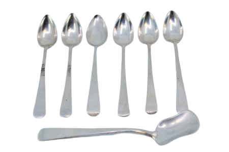 Conjunto de seis colheres de café e pá de açúcar em prata lisa com cabos a expedir.